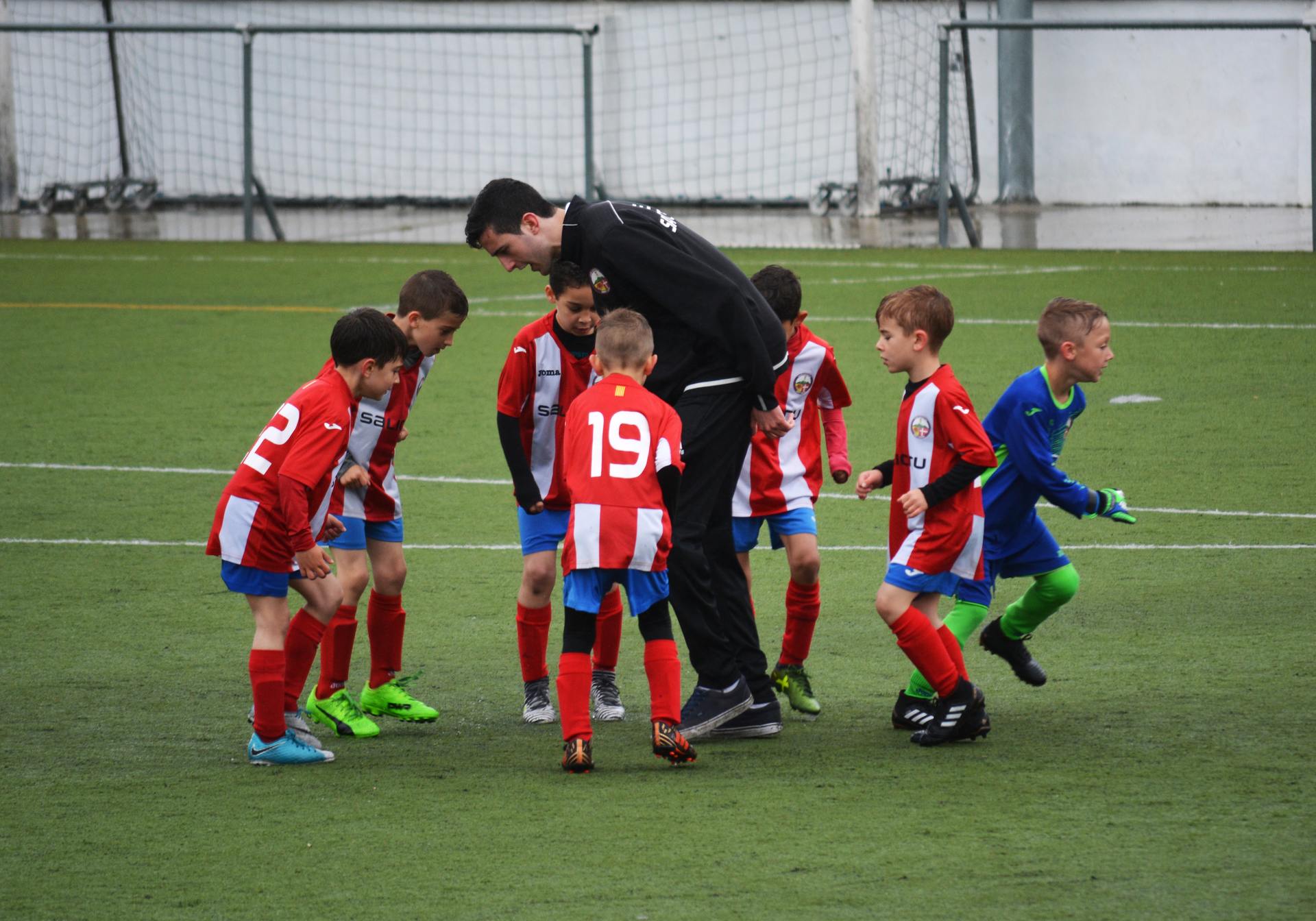Chicos futbolistas con su entrenador